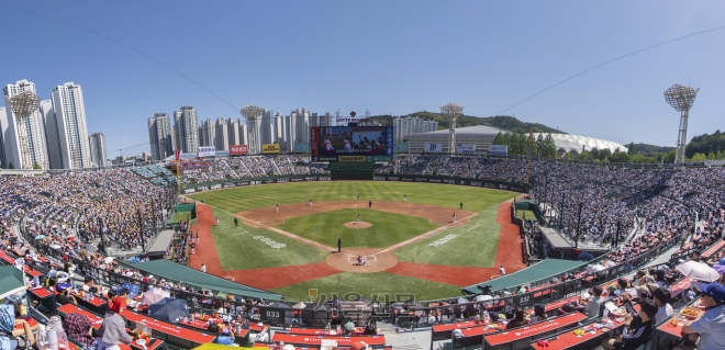 평일에도 매진, 매진, 매진… 프로야구 ‘1300만 관중’ 보인다