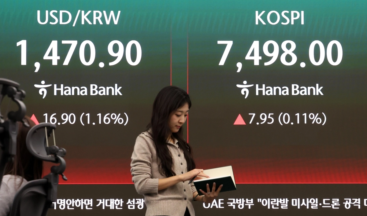 코스피가 사상 최고치로 마감한 8일 오후 서울 중구 하나은행 딜링룸 전광판에 종가가 표시되어 있다. 이날 코스피는 전 거래일(7490.05)보다 7.95포인트(0.11%) 상승한 7498.00, 코스닥 지수는 전 거래일(1199.18)보다 8.54포인트(0.71%) 오른 1207.72에 거래를 마쳤다. 서울 외환시장에서 원·달러 환율은 전 거래일 주간거래 종가(1454.0원)보다 17.7원 오른 1471.7원에 주간 거래를 마감했다. 2026.05.08.  뉴시스