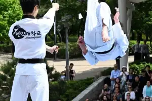 시범 보이는 ‘k-발차기’