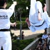 시범 보이는 ‘k-발차기’