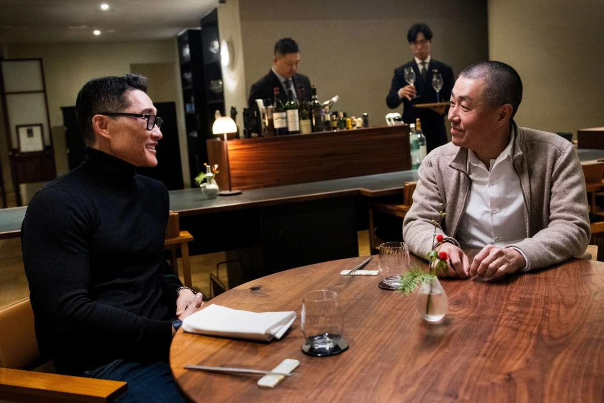 CNN이 지난 9일부터 방영한 ‘케이-에브리띵’에 출연한 호스트 다니엘 대 킴(왼쪽)과 한국인 최초 미쉐린 3스타 코리 리 셰프가 대화를  나누고 있다. 현대차그룹 제공