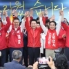 지도부 집결 박민식, 주민 속으로 한동훈… ‘600m 맞불’ 개소식