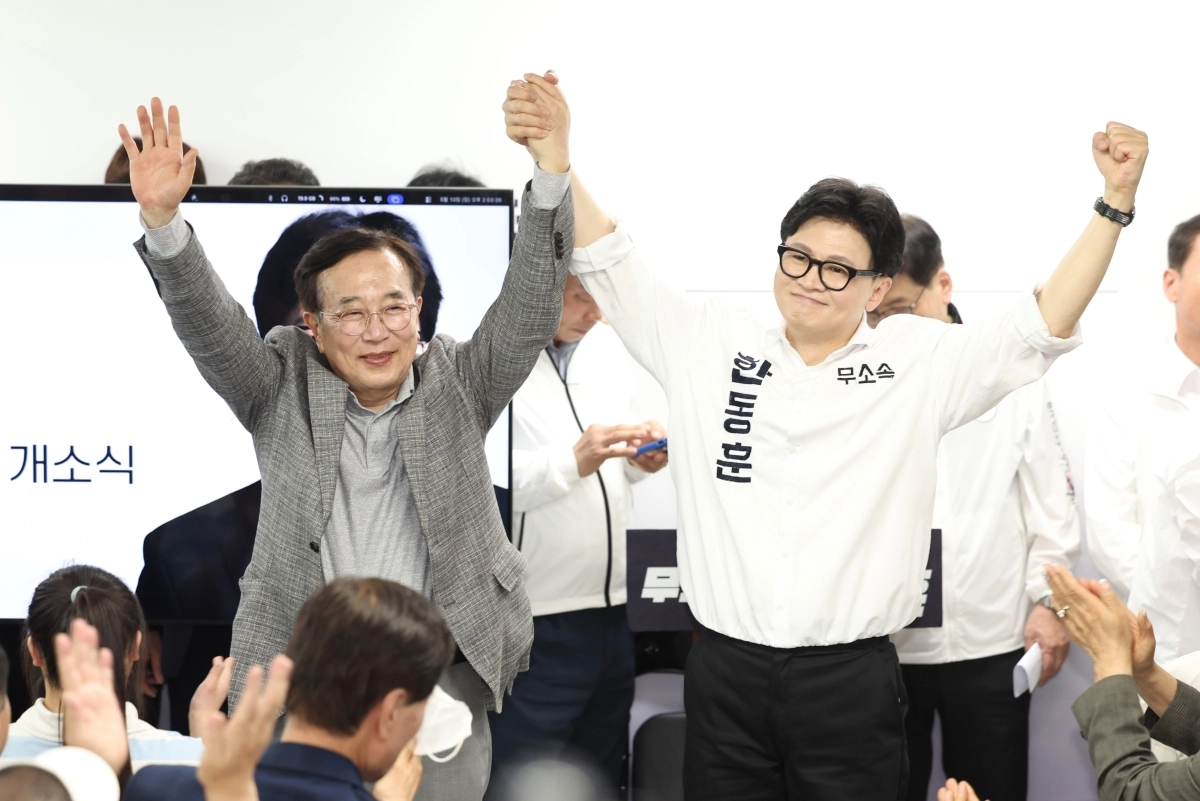 부산 북구갑 보궐선거에 출마한 여야 후보들이 10일 나란히 선거사무소 개소식을 진행했다. 한동훈(오른쪽) 무소속 후보가 선거사무소 개소식에서 서병수 명예선거대책위원장과 손을 잡고 포즈를 취하고 있는 모습. 부산 뉴시스