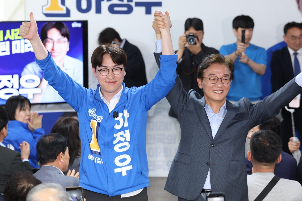부산 북구갑 보궐선거에 출마한 여야 후보들이 10일 나란히 선거사무소 개소식을 진행했다. 하정우(앞줄 왼쪽) 더불어민주당 후보가 이날 부산 북구 선거사무소 개소식에서 전재수 부산시장 후보와 손을 잡고 인사하고 있다.  부산 뉴스1