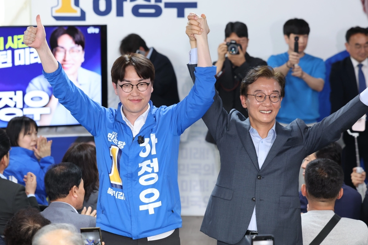 부산 북구갑 보궐선거에 출마한 여야 후보들이 10일 나란히 선거사무소 개소식을 진행했다. 하정우(앞줄 왼쪽) 더불어민주당 후보가 이날 부산 북구 선거사무소 개소식에서 전재수 부산시장 후보와 손을 잡고 인사하고 있다.  부산 뉴스1
