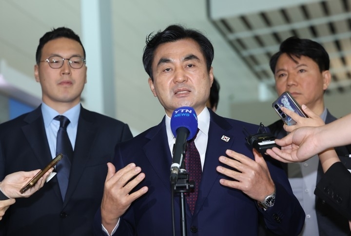 미국을 방문하는 안규백 국방부 장관이 10일 인천국제공항 제2터미널에서 취재진 질문에 답하고 있다.  연합뉴스