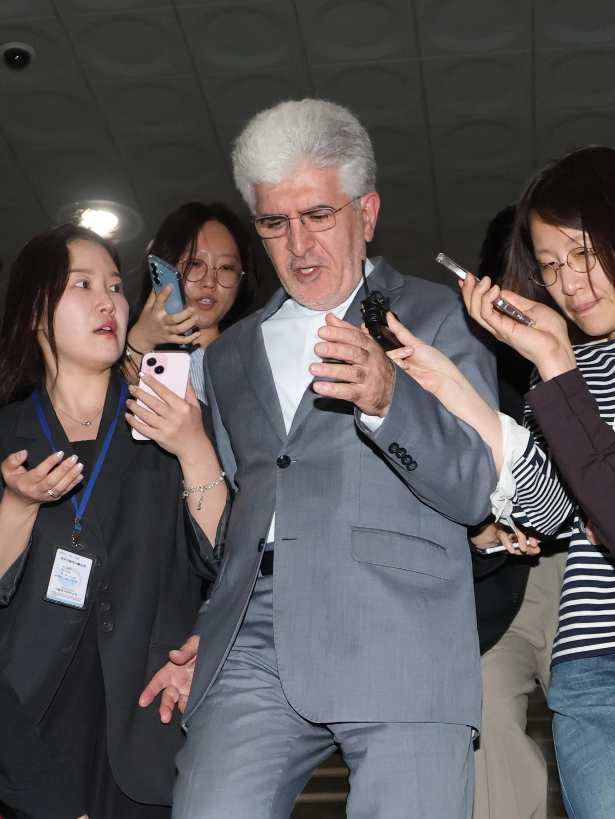 사이드 쿠제치(가운데) 주한이란대사가 10일 서울 종로구 외교부 청사에서 박윤주 1차관에게 조사 결과를 들은 뒤 청사를 나서며 취재진의 질문을 받고 있는 모습. 연합뉴스