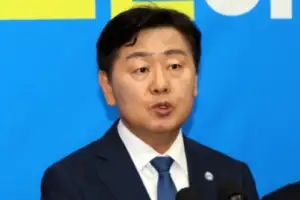 與 “김관영, 영구 복당 불허”… 金 측 “신청할 이유도 없어”