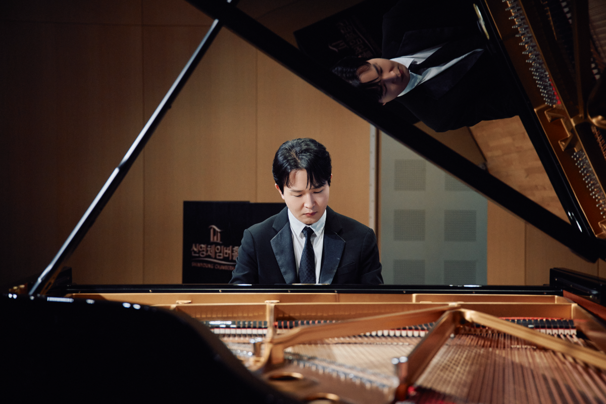 피아니스트 선우예권이 지난 7일 서울 영등포구 신영체임버홀에서 열린 기자간담회에서 ‘리스트’ 음반 수록곡을 연주하고 있다. 유니버설뮤직 제공