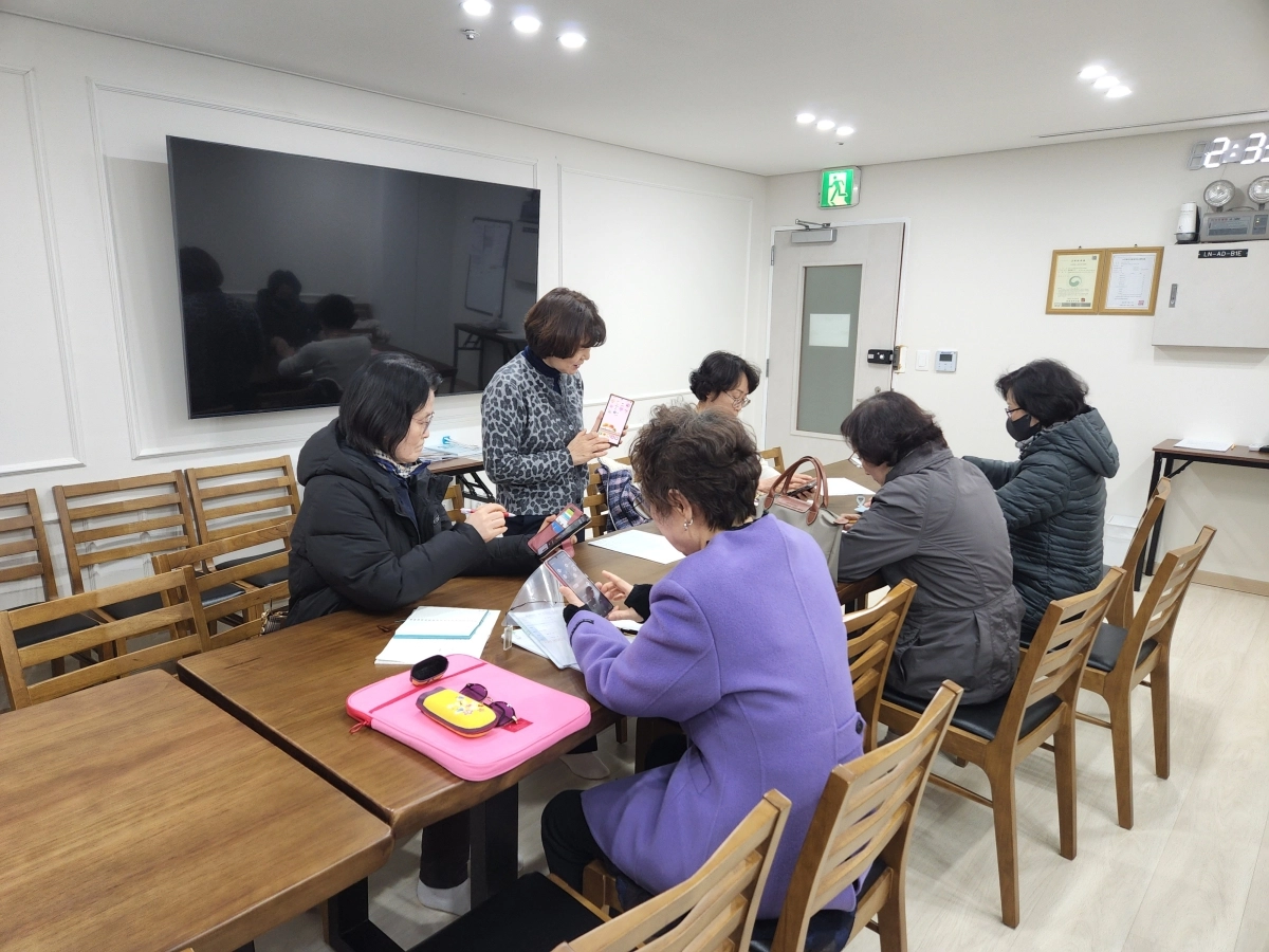 서울 광진구의 한 경로당에서 지난 3월 열린 ‘찾아가는 정보화 교육’ 현장. 광진구 제공