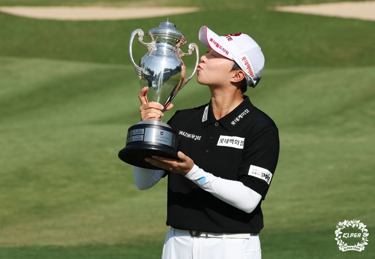 김효주가 10일 경기 용인시 수원CC(파72)에서 끝난 한국여자프로골프(KLPGA)투어 NH투자증권 레이디스 챔피언십에서 우승을 차지한 뒤 트로피에 입을 맞추고 있다.  KLPGA 제공