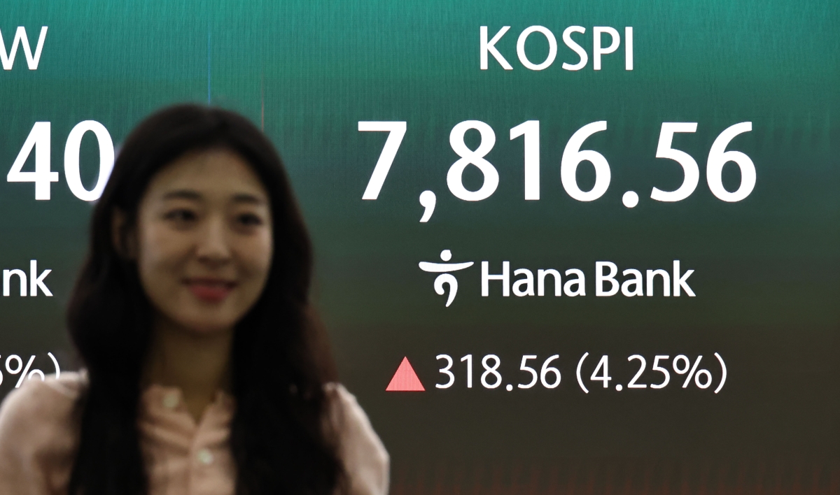 11일 서울 중구 하나은행 딜링룸 현황판에 코스피 등이 표시되고 있다. 2026.5.11. 연합뉴스