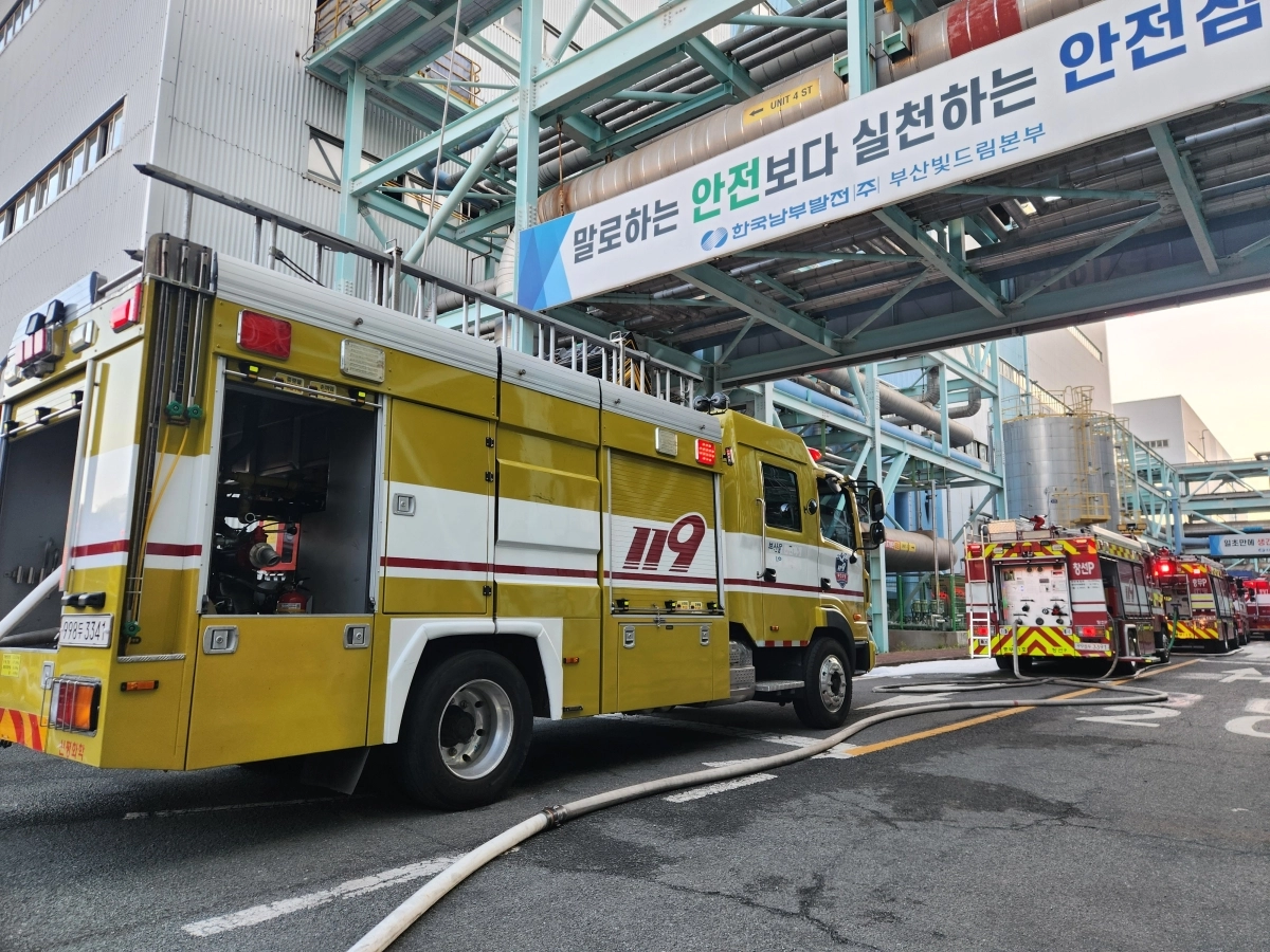 부산 사하구에 있는 한국남부발전 부산빛드림발전소에 지난 11일 오후 화재가 발생해 소방차가 진입하고 있다. 부산소방재난본부 제공