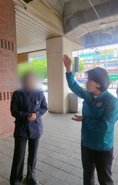 이은림 서울시의원(오른쪽)이 도봉역 1번 출입구 일대 누수 및 비둘기 배설물 현장을 점검하고 있다. 서울시의회 제공