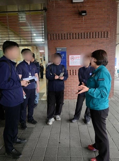 이은림 서울시의원(오른쪽)이 도봉역 1번 출입구 일대 누수 및 비둘기 배설물 현장을 점검하고 있다. 서울시의회 제공