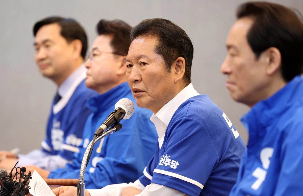 정청래 더불어민주당 대표가 11일 강원 춘천시 스카이컨벤션에서 열린 중앙선거대책위원회의에서 발언하고 있다. 오른쪽에는 우상호 민주당 강원지사 후보.