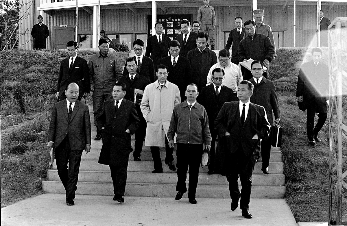 1968년 11월 12일 공사현장을 둘러보려고 롬멜하우스를 나서는 박정희(앞줄 오른쪽 첫번째) 전 대통령과 박태준(오른쪽에서 두번째) 당시 포항제철 사장. 롬멜하우스는 1968년 포항제철 건설을 지휘하던 목조 현장 사무소로, 2차 세계대전의 독일 장군 롬멜의 야전사령부에서 이름을 따왔다. 포스코 제공