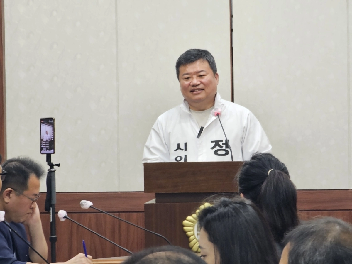 정영균 도의원이 “도의회에서 추진해 온 주요 정책들을 순천시 차원에서 실현해 나가겠다”며 순천시의원 가선거구 출마 배경을 설명하고 있다.