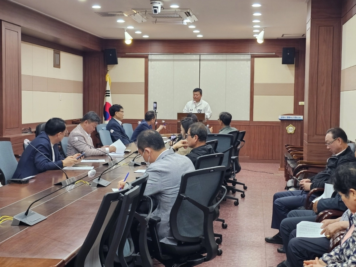 순천시의원 가선거구(승주·서면·황전·월등·주암·송광)로 출마한 정영균 도의원이  순천시의회 소회의실에서 기자회견을 하고 있다.
