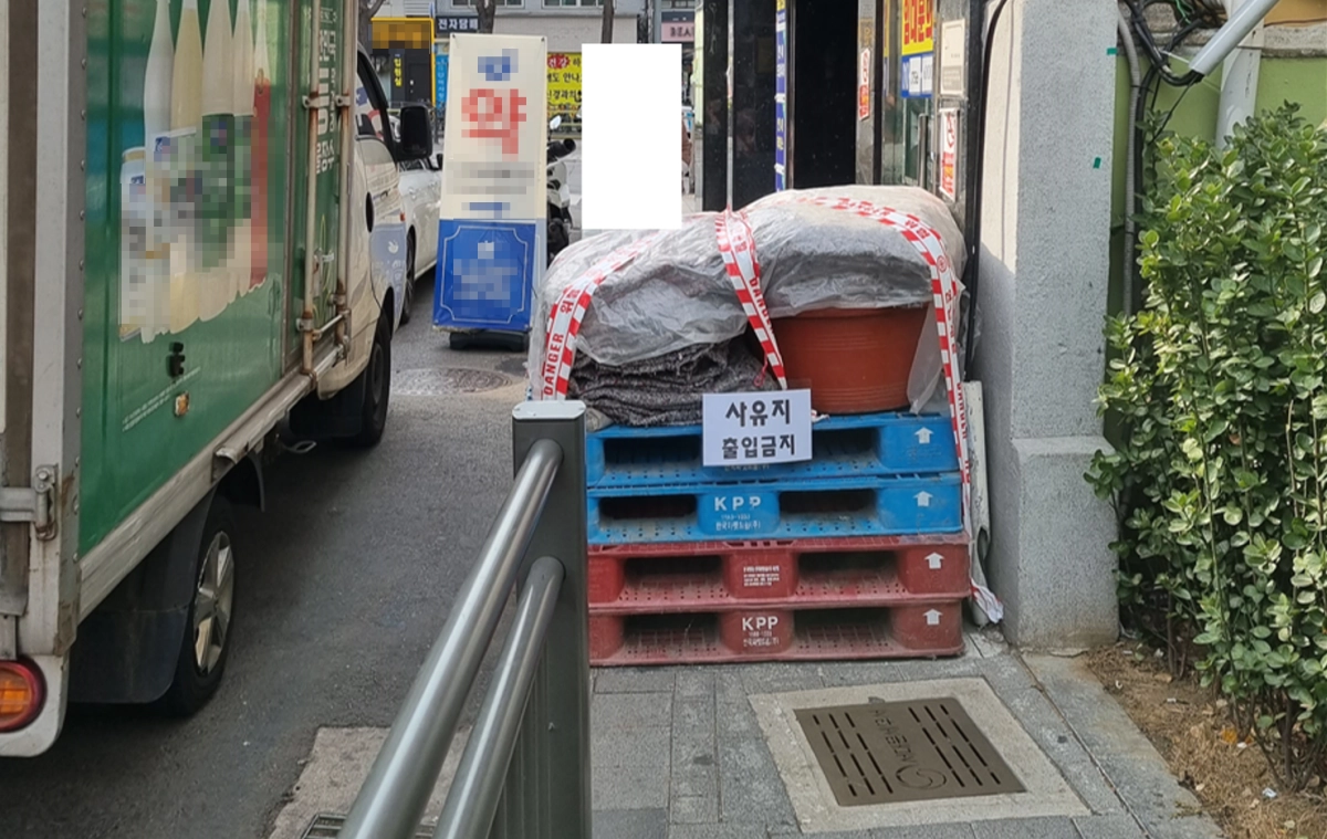 지난 2023년, 건물주의 차단 행위 당시 시민들의 제보 사진 중 하나.