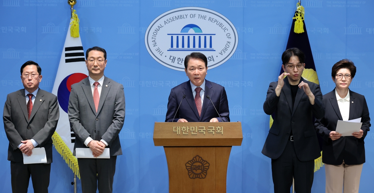 국민의힘 성일종 국방위원장(가운데)과 김건 외교통일위원회(왼쪽에서 두번째) 야당 간사가 11일 국회 소통관에서 나무호 피격 정부 대응 관련 공동 기자회견을 하고 있다. 연합뉴스