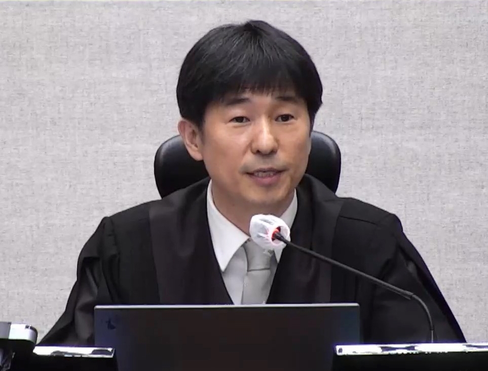 지귀연 부장판사가 19일 서울 서초구 서울중앙지법에서 열린 12·3 비상계엄 관련 내란 우두머리 혐의 1심 선고 공판에서 윤석열 전 대통령에게 무기징역을 선고하고 있다. 2026.2.19 서울중앙지법 제공