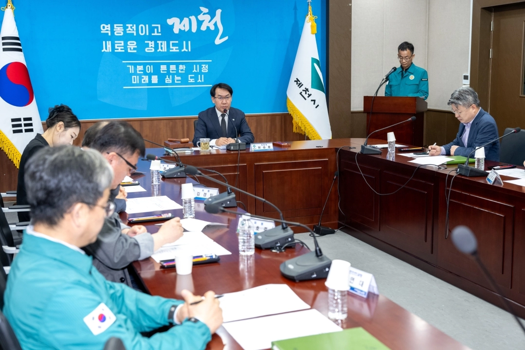 제천 화재참사 위로금심의위원회가 11일 2차 회의를 열고 위로금 지급 방안을 심의·의결하고 있다. 제천시 제공.