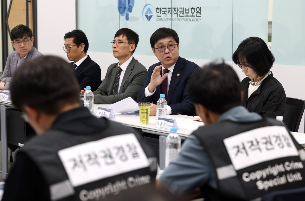 최휘영 문화체육관광부 장관이 11일 한국저작권보호원을 찾아 직원들과 이야기를 나누고 있다. 문체부 제공