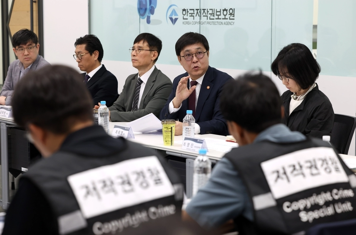 최휘영 문화체육관광부 장관이 11일 한국저작권보호원을 찾아 직원들과 이야기를 나누고 있다. 문체부 제공
