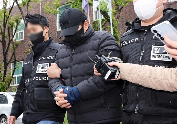 박왕열 씨에게 필로폰 등 마약류를 공급한 혐의를 받는 최 모(51) 씨가 3일 구속 전 피의자 심문에 출석하기 위해 경기도 수원시 장안구 경기남부경찰청 마약국제범죄수사대에서 나오고 있다. 연합뉴스