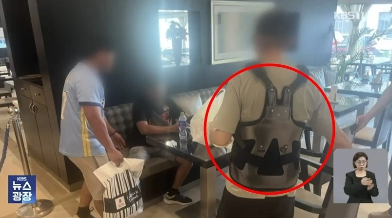 호르무즈 해협에서 피격당한 HMM 화물선 ‘나무호’에서 하선해 아랍에미리트(UAE) 두바이 시내 호텔에 머물고 있는 일부 선원들의 모습이 포착됐다. KBS뉴스 보도화면 캡처
