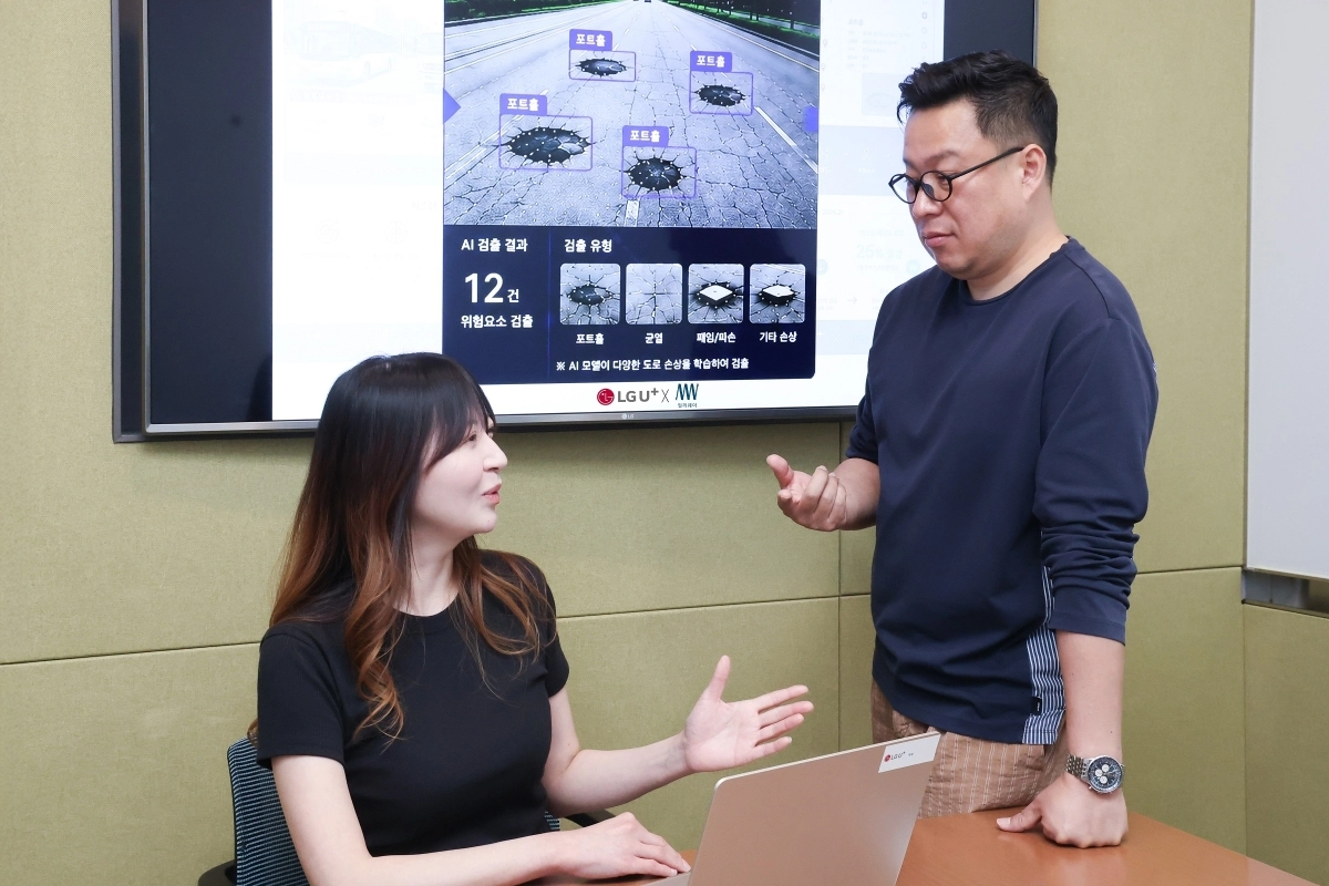 LG유플러스가 도로관리 솔루션 전문기업 밀리웨이와 초정밀측위(RTK, Real-Time Kinematic)에 AI를 결합한 ‘AI 도로 위험 관제시스템’을 경기 용인특례시에 확대 적용했다. 사진은 LG유플러스 임직원이 ‘AI 도로 위험 관제시스템’을 소개하는 모습. LG유플러스 제공