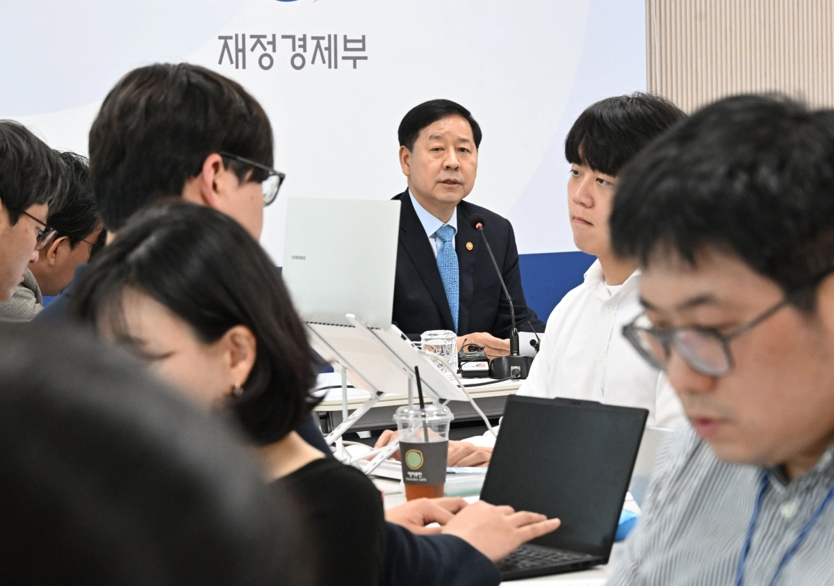 구윤철 부총리, 출입기자간담회     (서울=연합뉴스) 구윤철 부총리 겸 재정경제부 장관이 11일 정부세종청사 중앙동 재경부 기자실에서 열린 출입기자간담회에서 발언하고 있다. 2026.5.11 [재정경제부 제공. 재판매 및 DB 금지]     photo@yna.co.kr (끝)