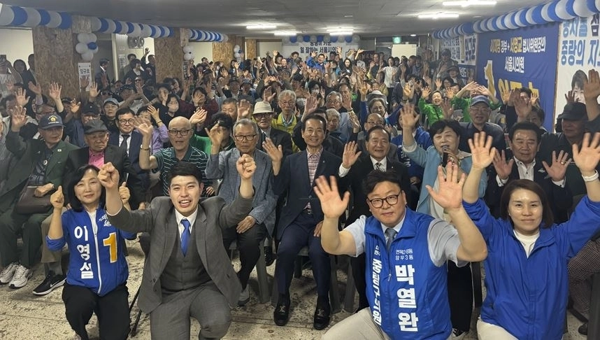 지난 9일 면목역 광장 인근 ‘중랑비전캠프’에서 선거사무소 개소식을 연 임규호 시의원(맨 앞줄 왼쪽에서 두 번째)을 비롯한 참석자들이 기념촬영을 하고 있다. 서울시의회 제공