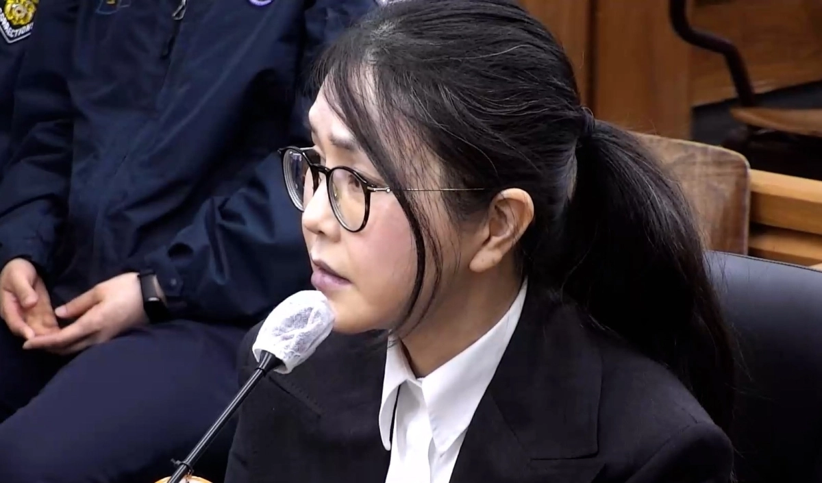 김건희 여사가 지난달 13일 서울 서초구 서울중앙지법 형사합의33부(부장 이진관) 심리로 열린 박성재 전 법무부 장관의 내란 중요임무 종사 혐의 사건의 속행 공판에 증인으로 출석해 증언하고 있다. 서울중앙지법 제공 영상 캡처