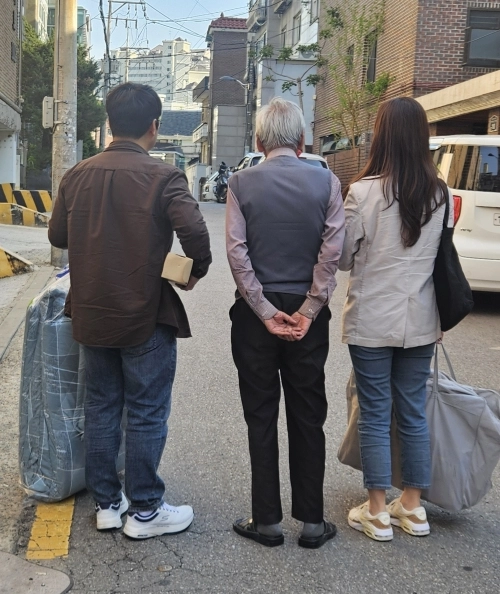 삼선동주민센터 관계자들이 새 거처로 이주한 독거노인의 생활 안정을 위해 지원 물품을 전달하며 동행하고 있다. 성북구 제공