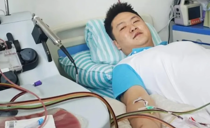 중국에서 백혈병 환아를 위해 가게 문을 닫고 조혈모세포(골수)를 기증한 노점상 주인의 사연이 알려지며 화제가 되고 있다. 샤오산후씨 제공