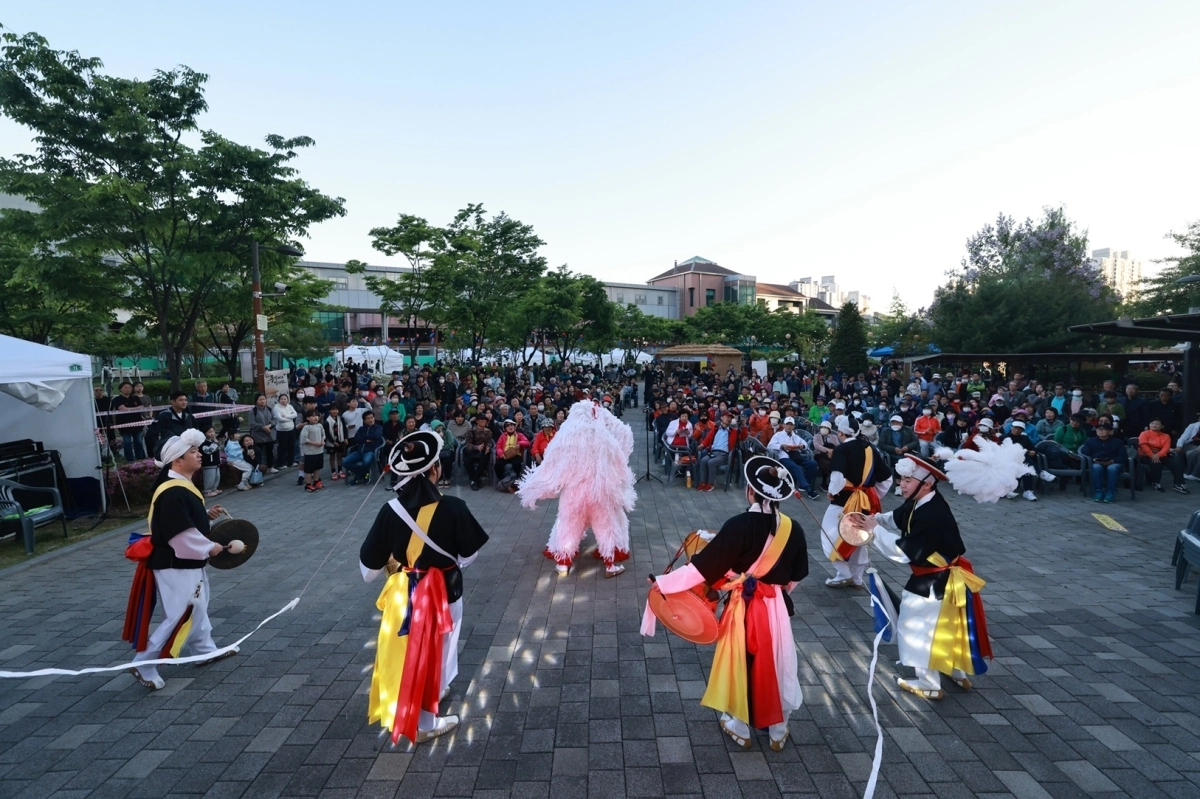 지난 8일 서울 구로구 오류동역 광장에서 ‘주막거리 객사전’ 개막식에 앞서 사당패가 공연하고 있다.