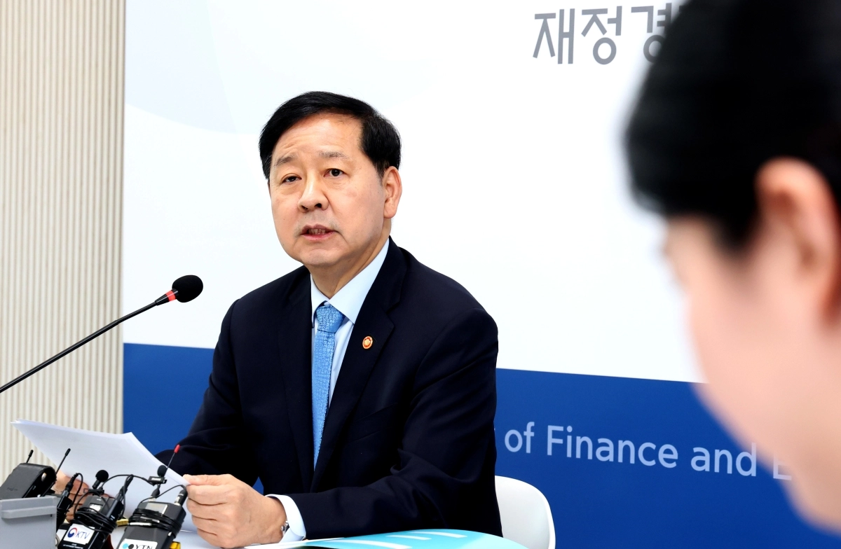 출입기자단 간담회 발언하는 구윤철 부총리