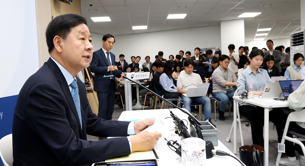 출입기자단과 의견 나누는 구윤철 부총리