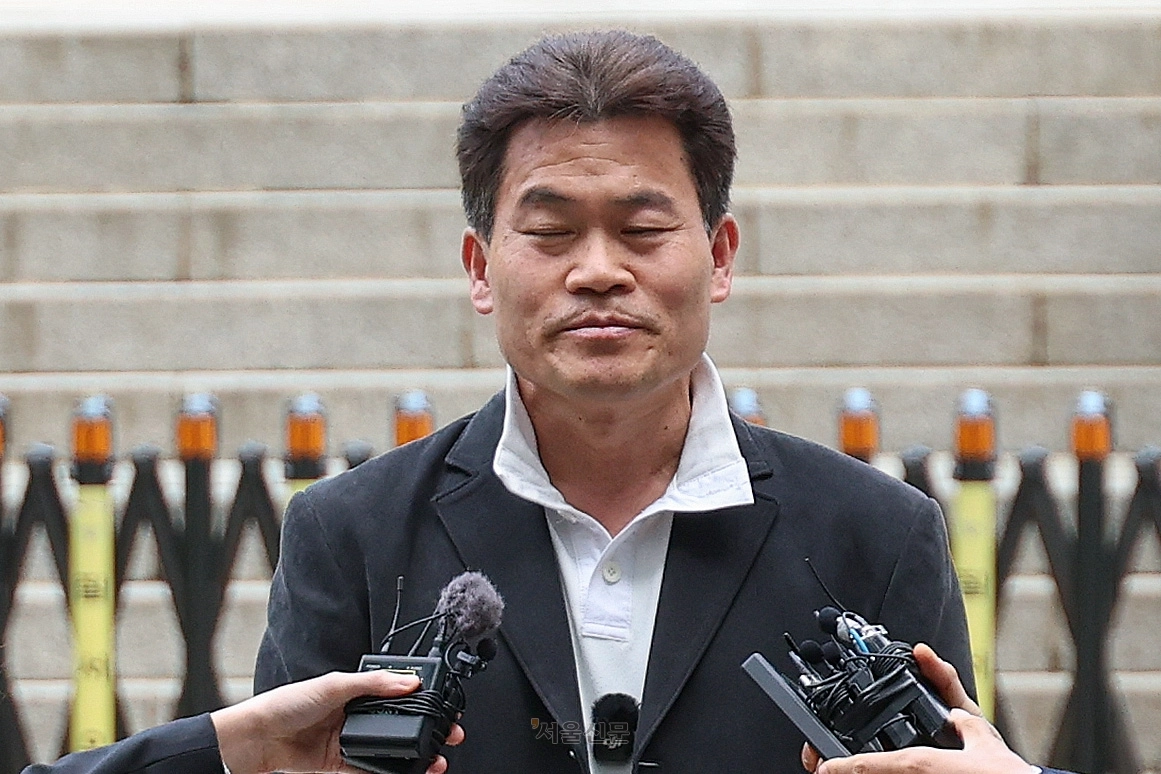 한국사 강사 출신 유튜버 전한길씨가 지난달 16일 서울 서초구 서울중앙지방법원에서 열린 영장실질심사(구속 전 피의자 심문)에 출석하고 있다. 2026.4.16 이지훈 기자
