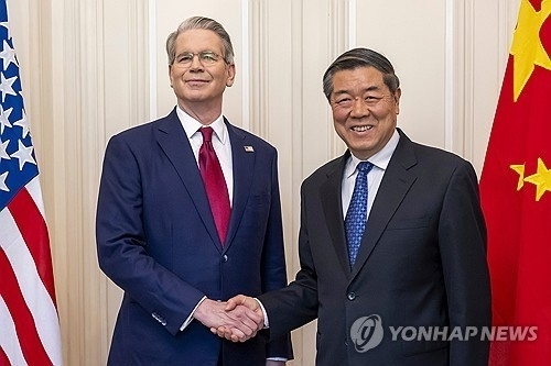 스콧 베선트(왼쪽) 미국 재무장관·허리펑(오른쪽) 중국 부총리. 연합뉴스