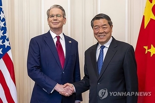 스콧 베선트(왼쪽) 미국 재무장관·허리펑(오른쪽) 중국 부총리. 연합뉴스