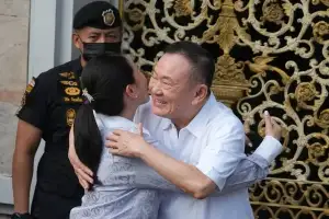 탁신 전 태국 총리,    8개월 만에 가석방