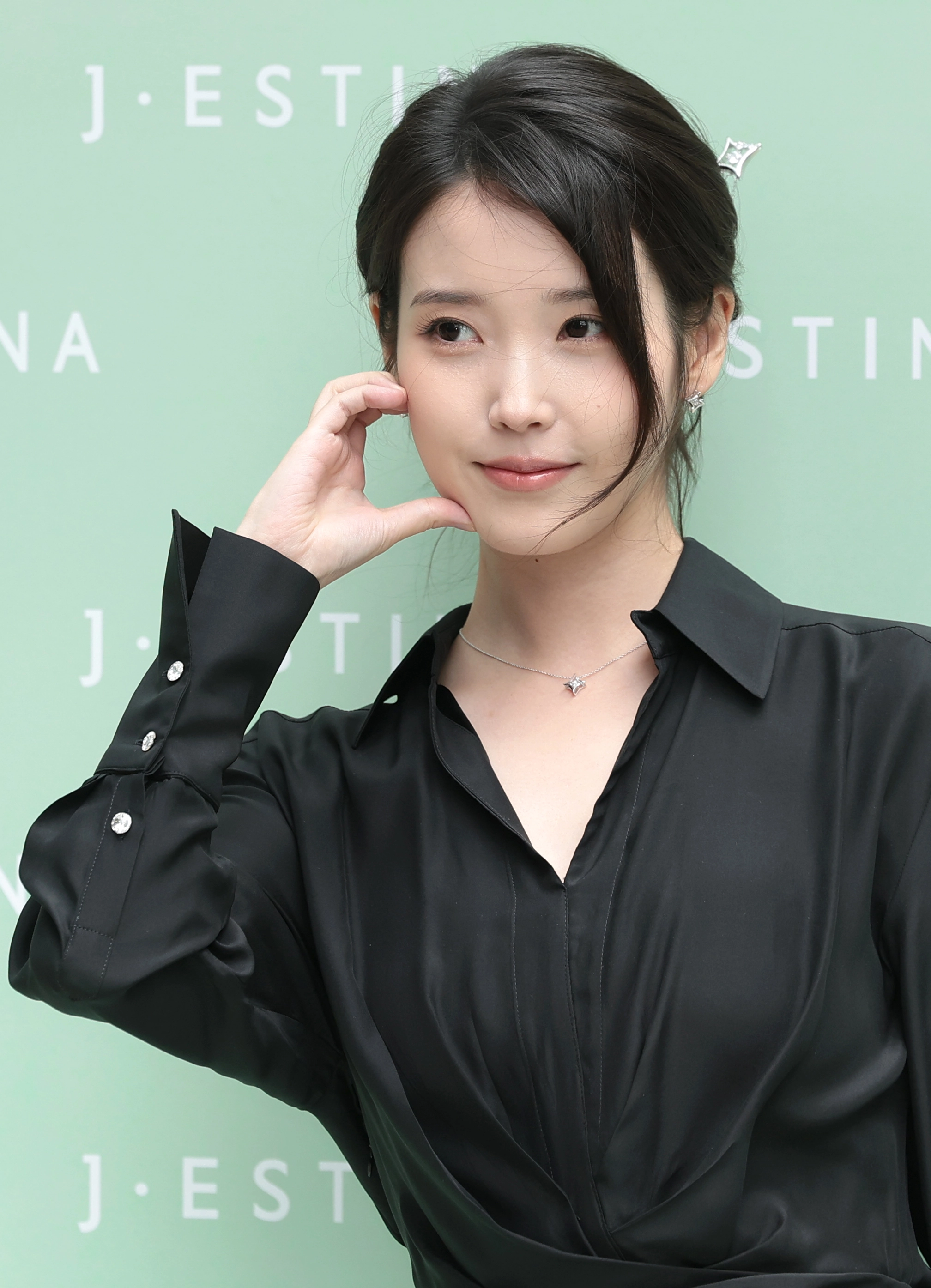 배우 겸 가수 아이유가 11일 서울 송파구 제이에스티나 본사 쇼룸에서 열린 포토콜 행사에 참석해 포즈를 취하고 있다. 2026.5.11.<br>뉴스1