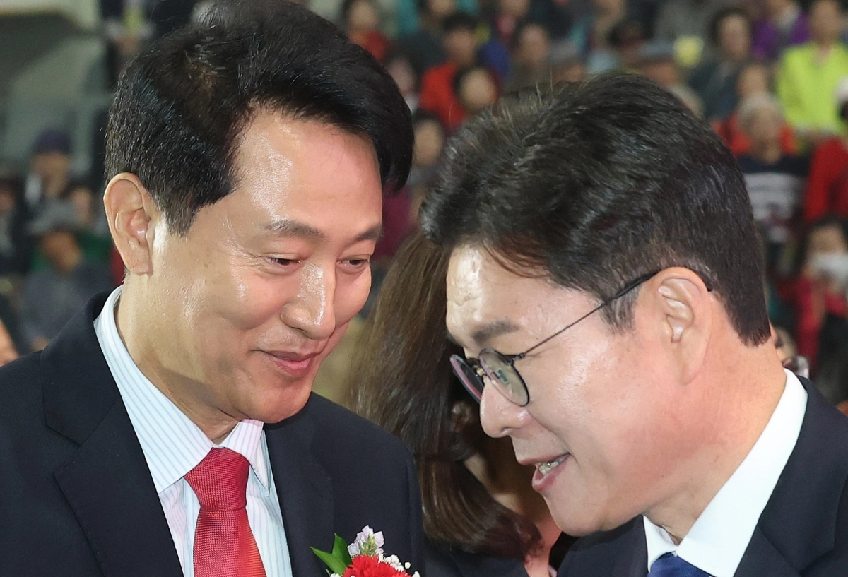 정원오 더불어민주당 서울시장 후보와 오세훈 국민의힘 서울시장 후보가 6일 서울 중구 장충체육관에서 열린 대한노인회 서울시연합회 제54회 어버이날 기념행사에 나란히 참석해 인사를 나누고 있다. 2026.5.6 뉴스1