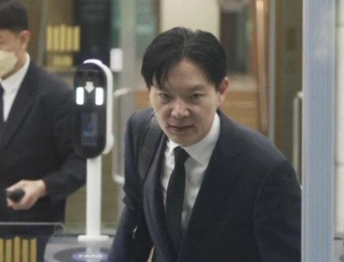 박상용 인천지검 부부장검사가 11일 서울 서초구 대검찰청 민원실로 들어서고 있다. ﻿ 연합뉴스