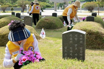 thumbnail - 5·18 앞두고 민주묘역 단장