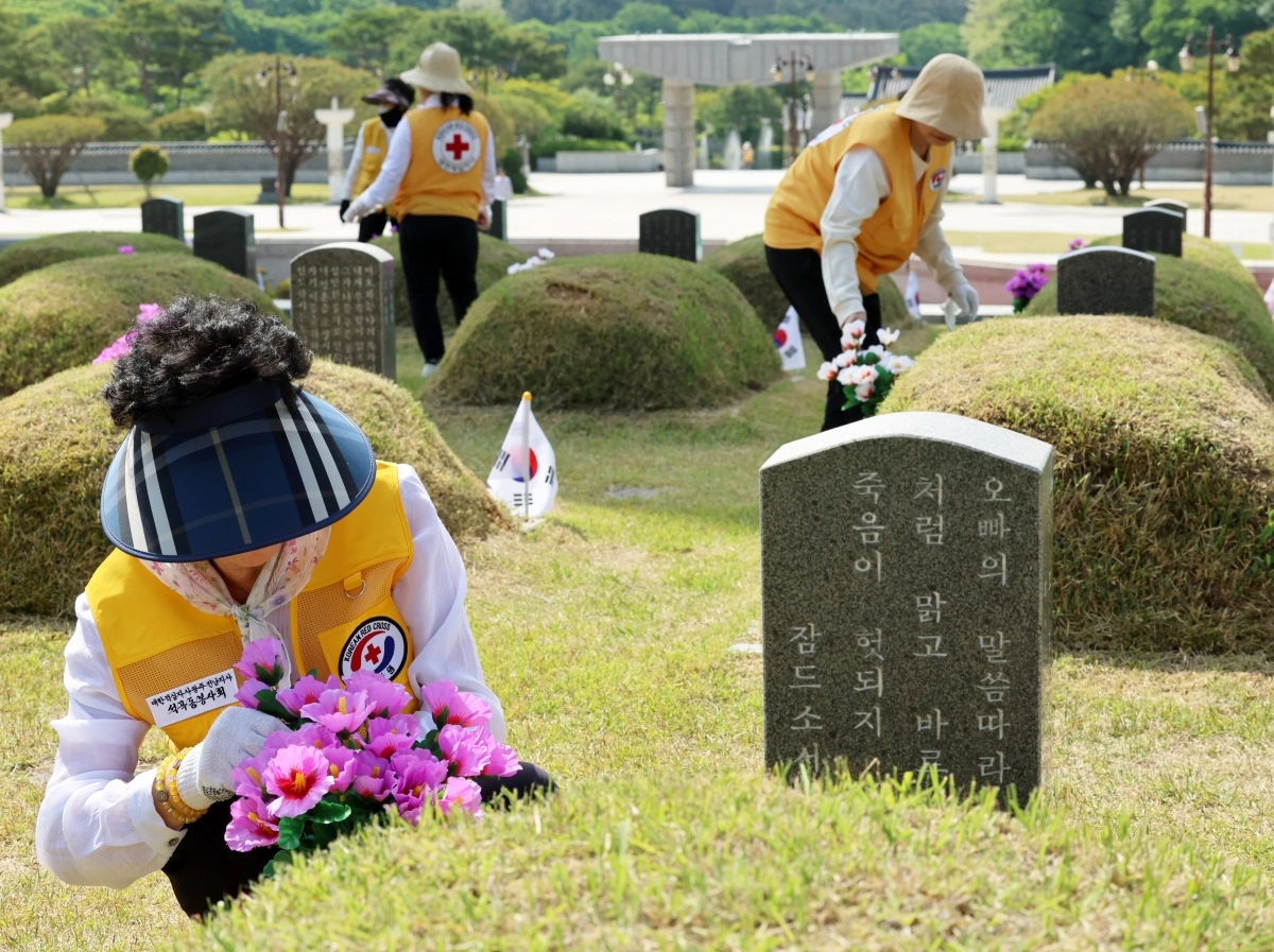 5·18 앞두고 민주묘역 단장
