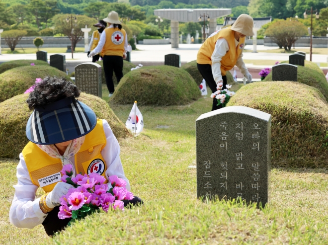 5·18 앞두고 민주묘역 단장